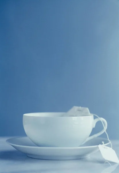 Крупним Планом Чашка Чаю Синьому Фоні — стокове фото