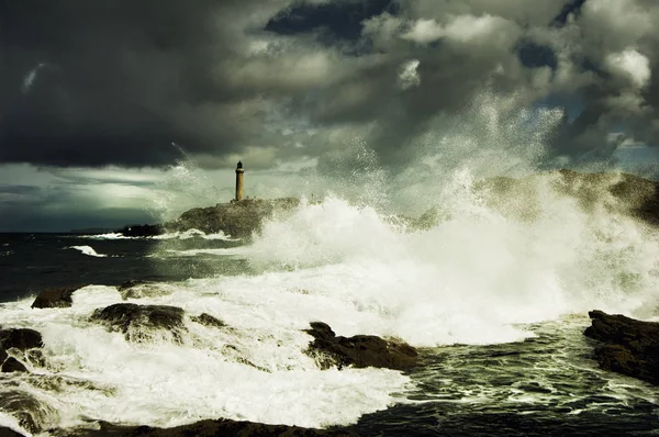 Widok na latarnię morską Ardnamurchan Point pośród burzliwego morza i nieba, Szkocja, Uk — Zdjęcie stockowe