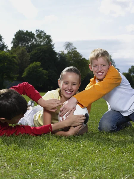 Niños jugando en el parque —  Fotos de Stock