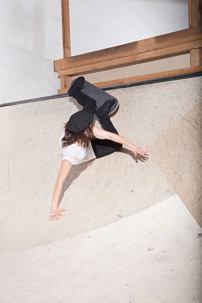 Skateboarder Schans Bij Skate Park — Stockfoto