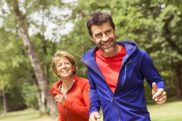 Couple Running Outdoors Smiling — Stock Photo, Image
