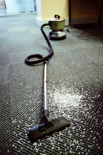 Hoover en rommelig tapijt — Stockfoto