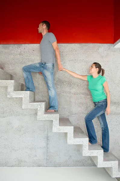 Man Leidt Vrouw Naar Boven — Stockfoto