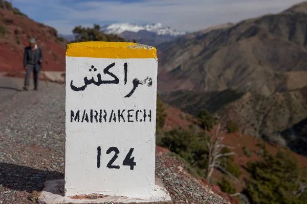Kamień Milowy Marrakeszu Drodze Wiejskiej Góry Atlas Maroko — Zdjęcie stockowe