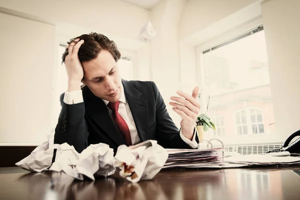 Jóvenes Empresarios Con Cabeza Las Manos Papel Mojado — Foto de Stock