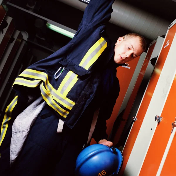 Feuerwehrmann Macht Sich Bereit Zum Abmarsch — Stockfoto
