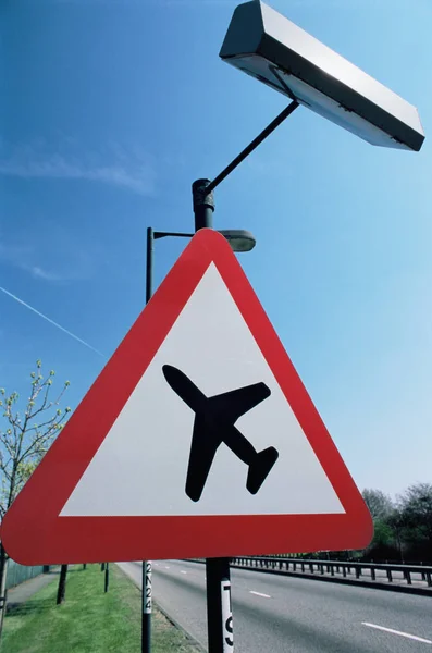 Signo Del Aeropuerto Sobre Cielo Azul — Foto de Stock