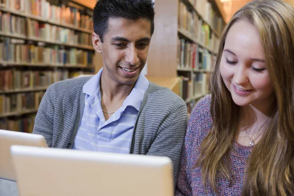 Studenten Met Behulp Van Laptops Bibliotheek — Stockfoto