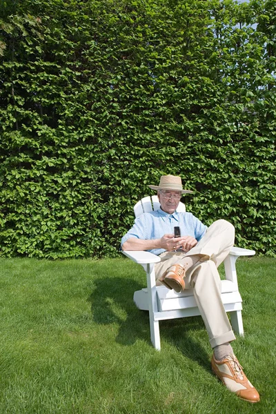 Senior Man Garden Cellphone — Stock Photo, Image