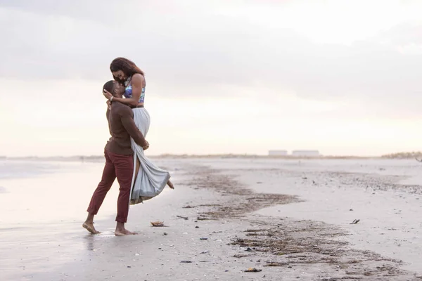 Couple de plage, câlins, face à face, homme levant femme — Photo