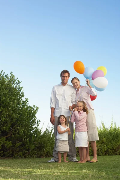 Portret Van Familie Stond Tuin Met Ballonnen — Stockfoto