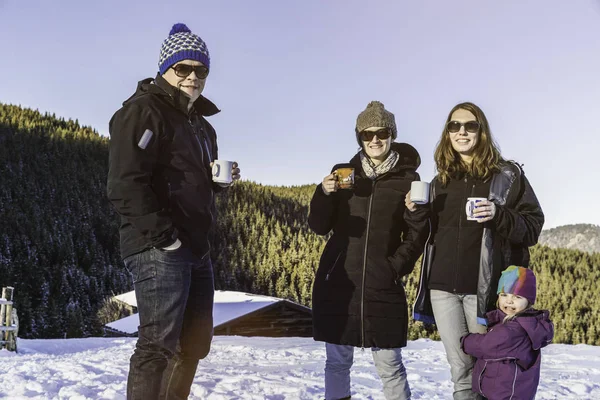 雪に覆われたアヘンキルヒ チロル オーストリアでコーヒーを楽しむ友人 — ストック写真