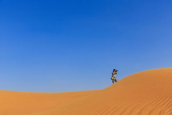 Man Fotograferen Zandduinen Woestijn Dubai Verenigde Arabische Emiraten — Stockfoto