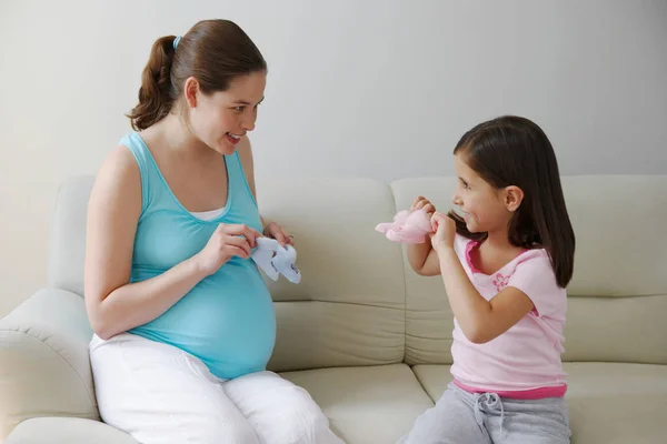 Mãe Filha Segurando Peitos Bebê — Fotografia de Stock