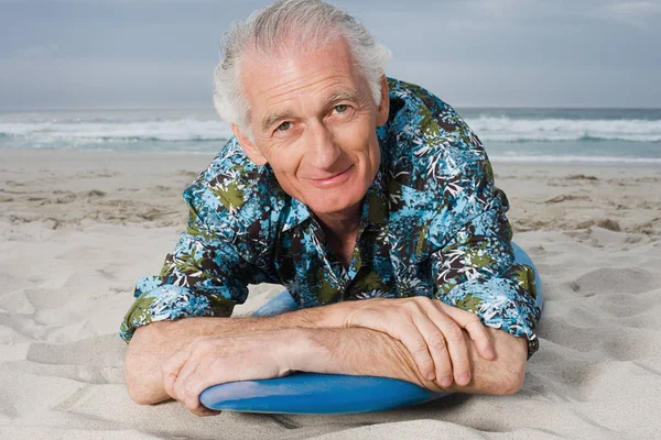 Uomo Anziano Sdraiato Sulla Tavola Surf — Foto Stock