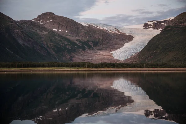 Blick auf Fjord und Berggletscher um Mitternacht, bodo norwegen — Stockfoto