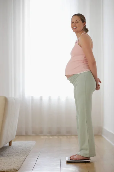 Έγκυος Γυναίκα Κλίμακες Βάρους — Φωτογραφία Αρχείου
