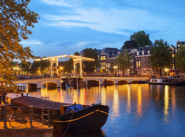 'The Skinny Bridge 'illuminato al crepuscolo, Amsterdam, Paesi Bassi — Foto Stock