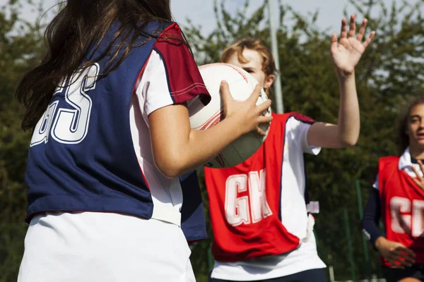 Teini Koulutyttö Netball Pelaajat Puolustavat — kuvapankkivalokuva