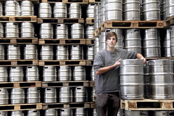 Hombre Apoyado Barril Cervecería — Foto de Stock