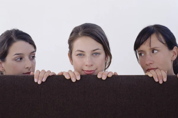 3人の女性がキュービクルを見て — ストック写真