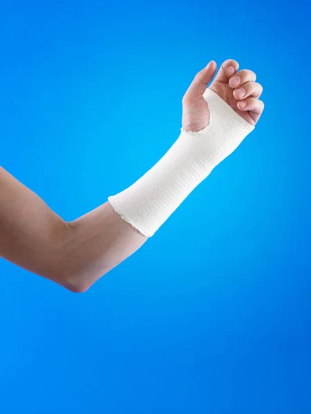 Man Med Bandage Handleden — Stockfoto