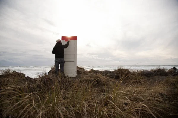 Mann Bemalt Tür Meer — Stockfoto