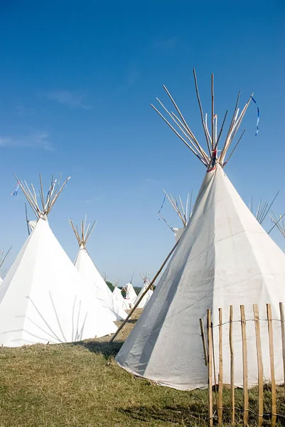 Teepees in un campo — Foto Stock
