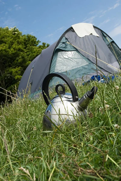 Wasserkocher Und Zelt — Stockfoto