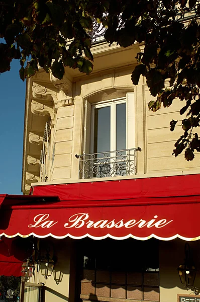 Parijse Brasserie Dag Uitzicht — Stockfoto