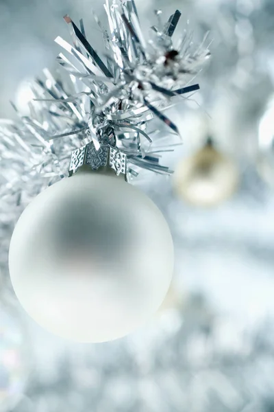 Silberne Christbaumkugel Auf Dem Weihnachtsbaum — Stockfoto