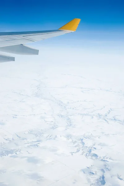 Flugzeug Über Verschneiter Landschaft — Stockfoto