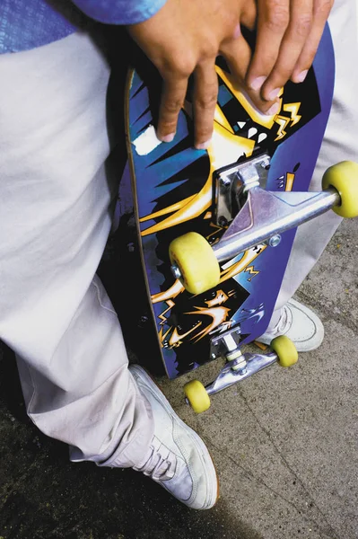 Menino Segurando Skate Colorido — Fotografia de Stock