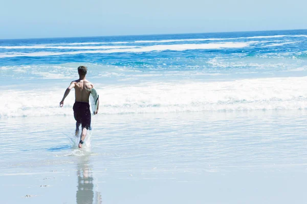 Surfer Τρέχει Στη Θάλασσα — Φωτογραφία Αρχείου