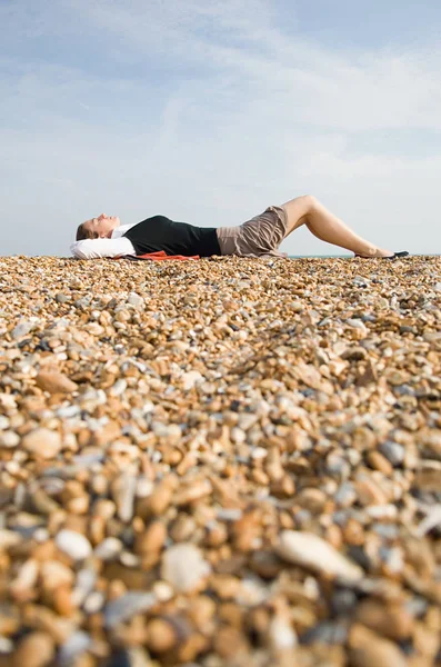 Mujer Tomando Sol Playa — Foto de Stock