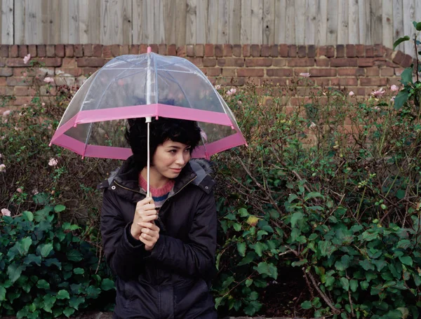 Femme Tenant Parapluie Transparent — Photo