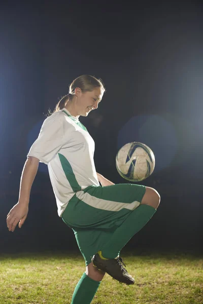 Diz Üstünde Zıplayan Bayan Futbolcu — Stok fotoğraf