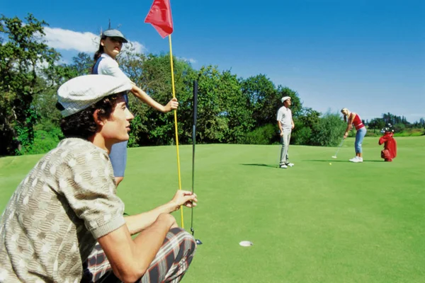 Amigos Jogando Golfe Campo — Fotografia de Stock