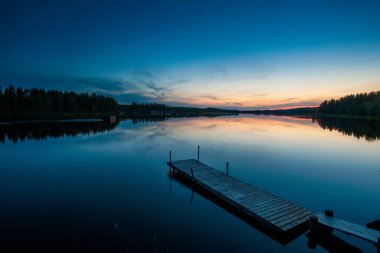 Şafak vakti göl ve ahşap iskele, Skelleftea, Lapland, İsveç