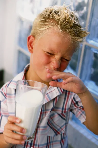 Blond Pojke Dricka Mjölk — Stockfoto