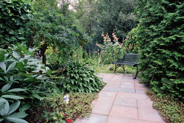 Ścieżka i ławka w ogrodzie — Zdjęcie stockowe