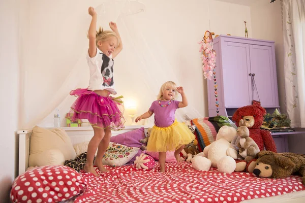 Kız Küçük Kız Kardeş Bale Eteğiyle Yatakta Dans Ediyorlar — Stok fotoğraf