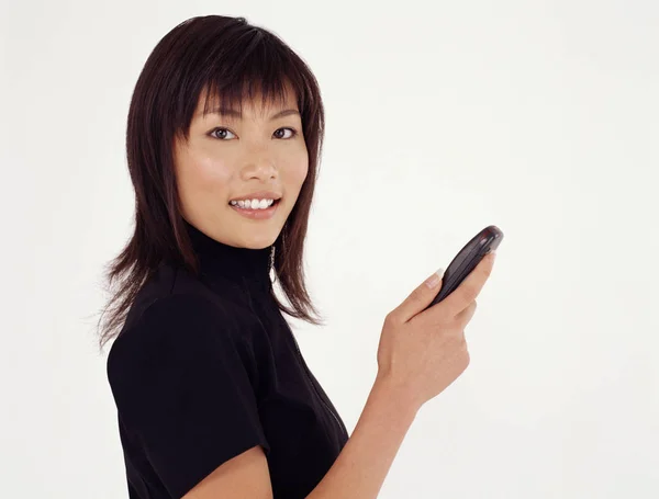 Młoda Kobieta Korzystająca Telefonu Komórkowego — Zdjęcie stockowe