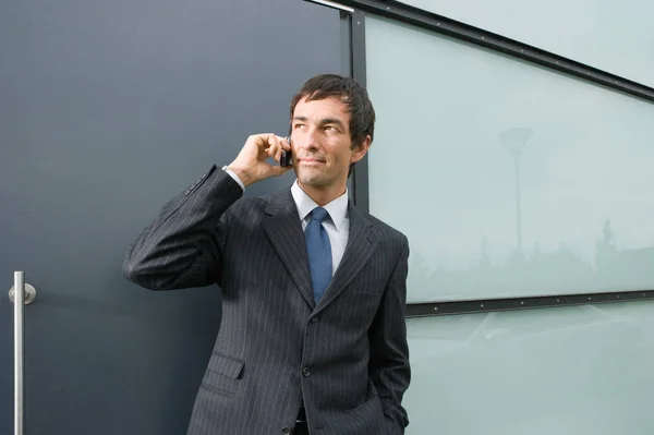Homme Affaires Parlant Sur Téléphone Mobile Extérieur — Photo