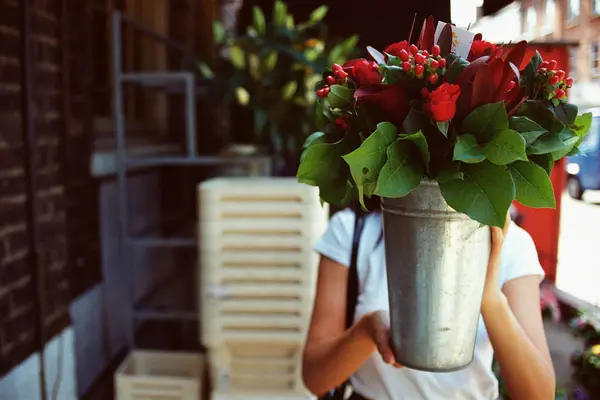 Kvinna Som Håller Hink Blommor — Stockfoto