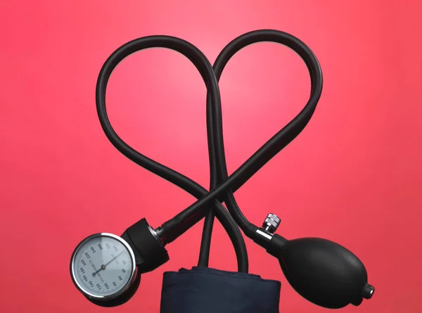 Medidor de pressão arterial em forma de coração — Fotografia de Stock