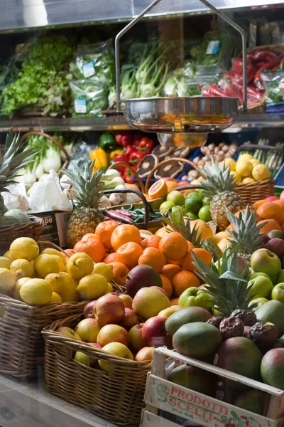 Frutas e produtos hortícolas orgânicos em produtos hortícolas — Fotografia de Stock