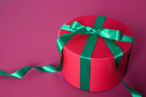 Рождественский Подарок Фиолетовом Фоне — стоковое фото