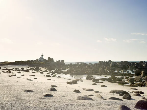 ビーチの岩や灯台の眺め,ブリガンガン,ブルターニュ,フランス — ストック写真