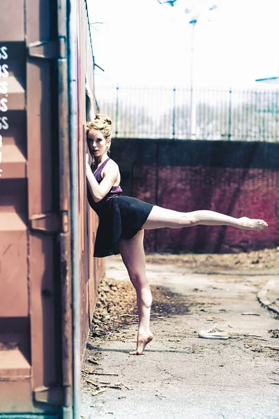 Bailarina Moderna Posando Parque Urbano —  Fotos de Stock